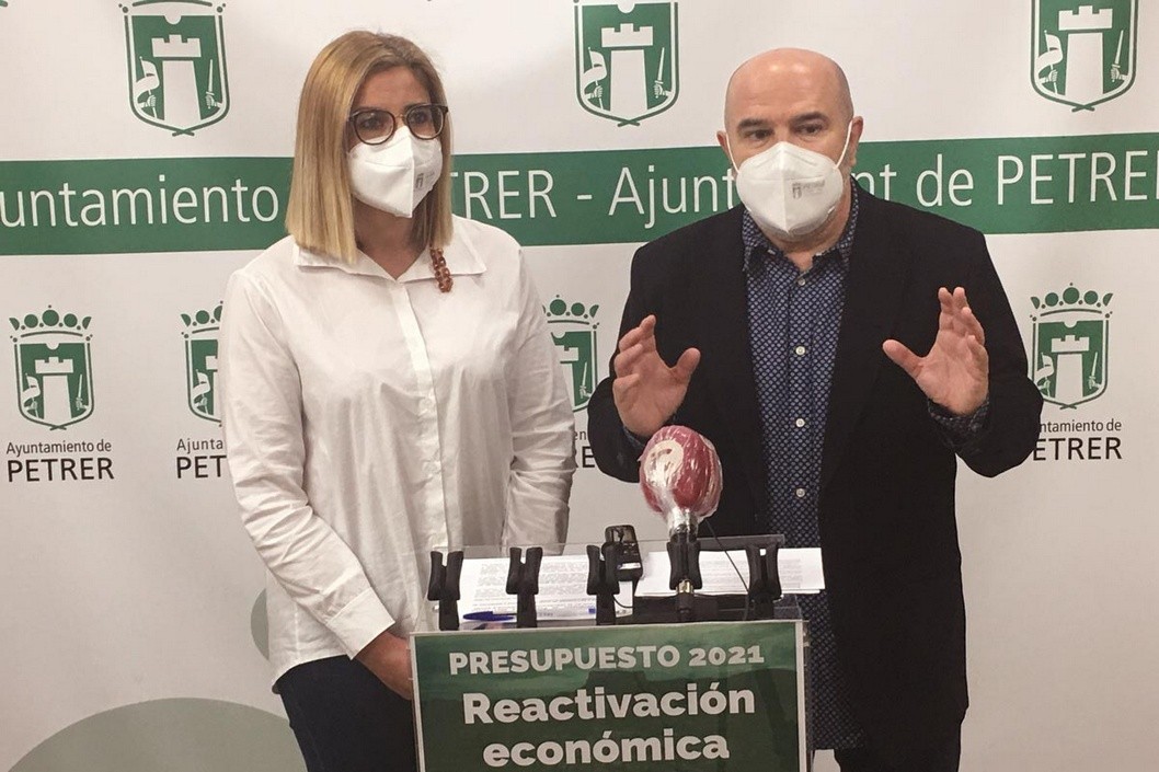 Petrer presenta unos presupuestos de 24,7 millones de los que más de 2,5 irán a Servicios Sociales y Empleo Petrer presenta unos presupuestos de 24,7 millones de los que más de 2,5 irán a Servicios Sociales y Empleo