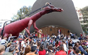 Un drag&oacute;n gigante re&uacute;ne a miles de personas en la Plaza Castelar para celebrar el 9 de Octubre