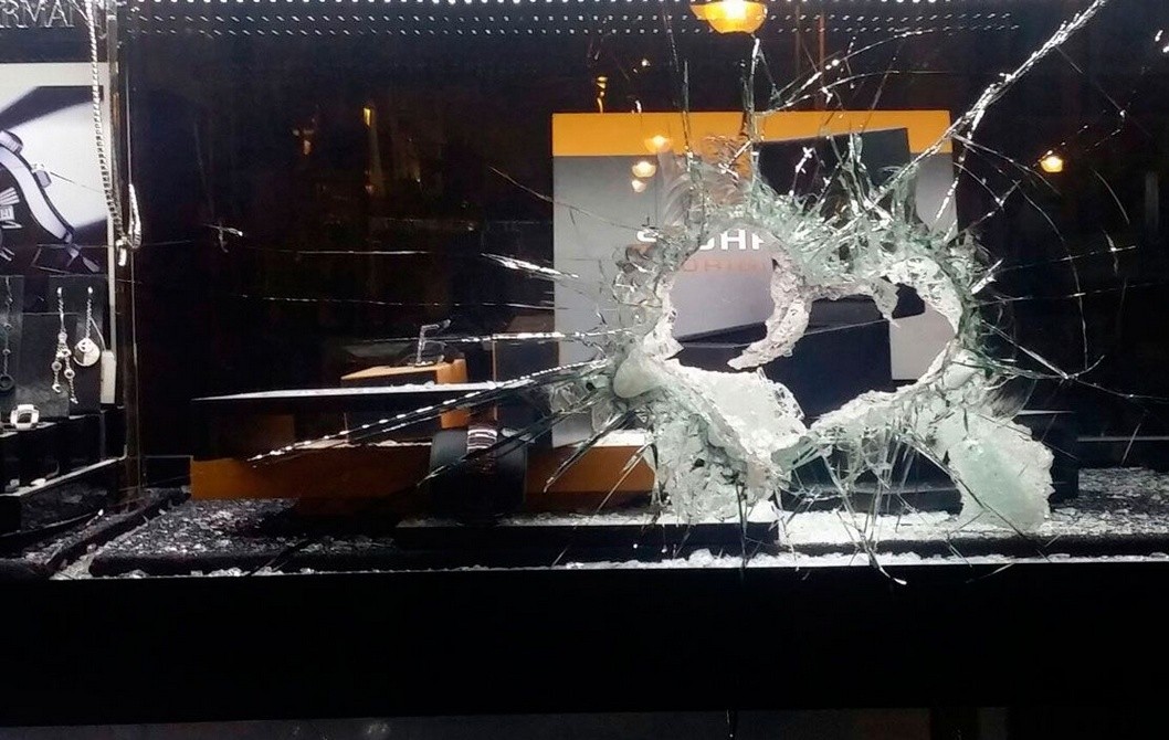 Destrozan con un mazo el escaparate de una joyería en la Plaza Mayor durante un robo Destrozan con un mazo el escaparate de una joyería en la Plaza Mayor durante un robo