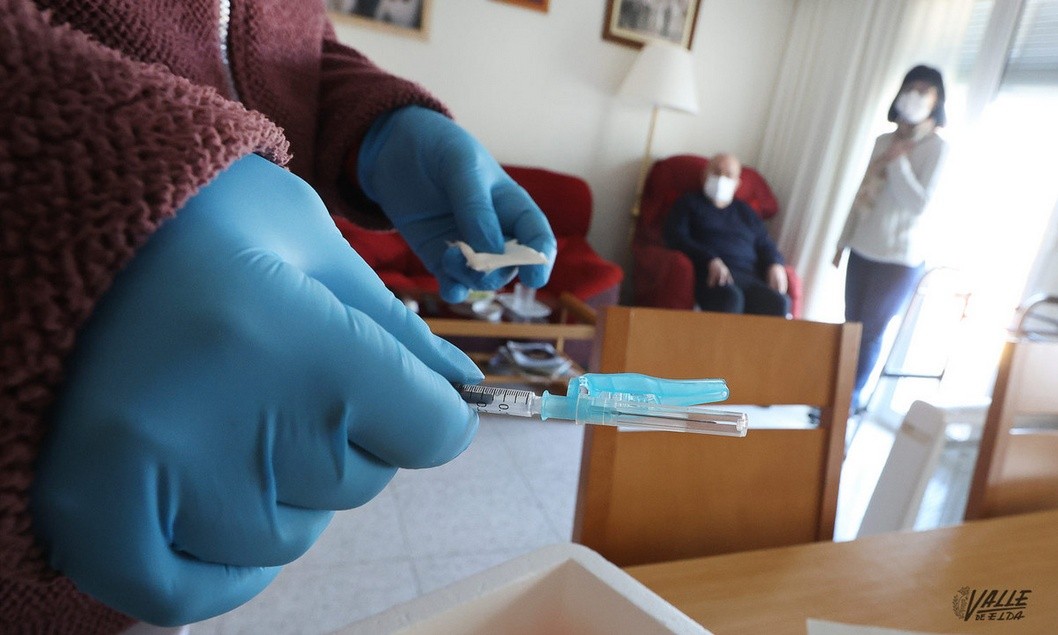 Comienza la vacunación a dependientes casa por casa en Petrer Comienza la vacunación a dependientes casa por casa en Petrer