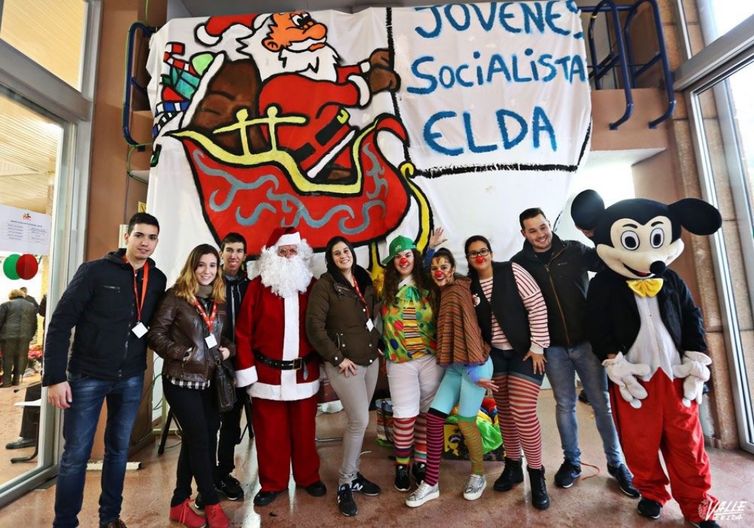 Juventudes Socialistas celebra en el Mercado Central una fiesta navideña para recoger juguetes Juventudes Socialistas celebra en el Mercado Central una fiesta navideña para recoger juguetes