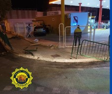 Detenido un vecino de Petrer tras empotrar su coche en una gasolinera de Novelda