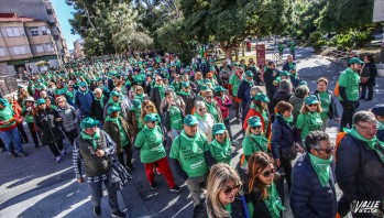 M&aacute;s de un millar de personas contra el c&aacute;ncer ti&ntilde;en de verde Elda y Petrer