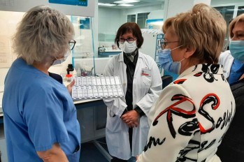 La consellera de Sanidad Ana Barcel&oacute; visita el nuevo&nbsp;laboratorio de Anatom&iacute;a Patol&oacute;gica de Elda