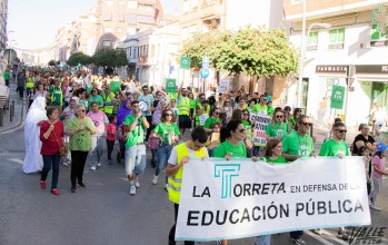 Hist&oacute;rica manifestaci&oacute;n de docentes y familias por la educaci&oacute;n p&uacute;blica
