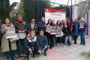 El profesorado de Elda vuelve a concentrarse por una educaci&oacute;n digna