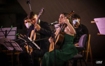 Aforo completo en la Plaza Castelar para el concierto de guitarra espa&ntilde;ola y arpa "Matices Sonoros"