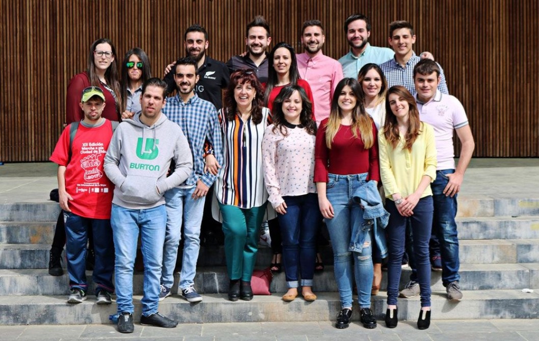 La generación del 91 de El Seráfico se reencuentra con su profesora 14 años después La generación del 91 de El Seráfico se reencuentra con su profesora 14 años después