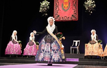 Elda proclama a sus Falleras Mayores 2015 y a sus Damas de Honor ante cientos de personas