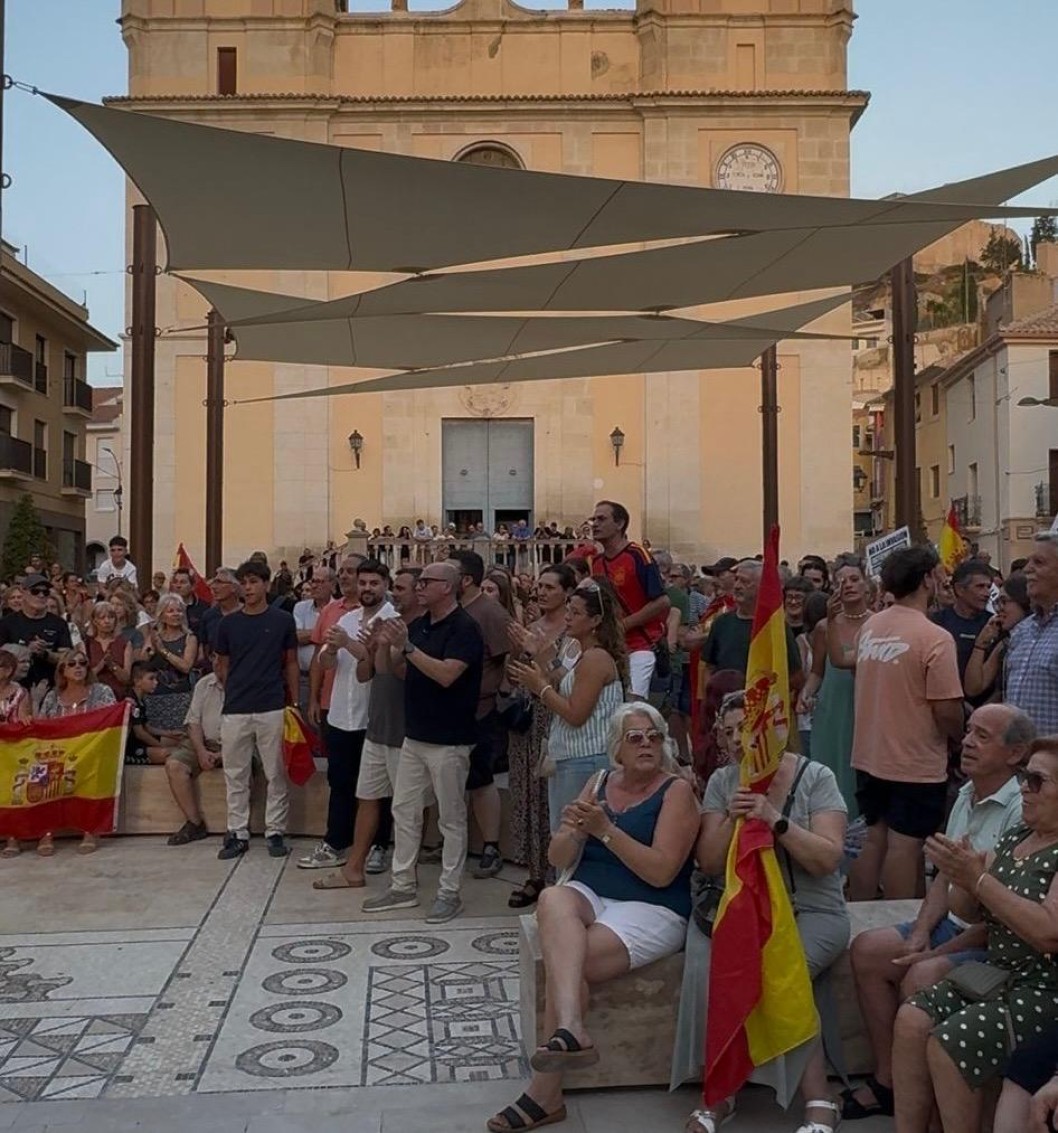 Los petrerenses tambi&eacute;n mostraron su apoyo a Ceuta con una concentraci&oacute;n