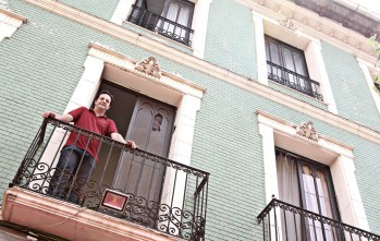 El gerente del Hotel Santa Ana se muestra orgulloso de que su establecimiento acoja "La Embaj&aacute;"