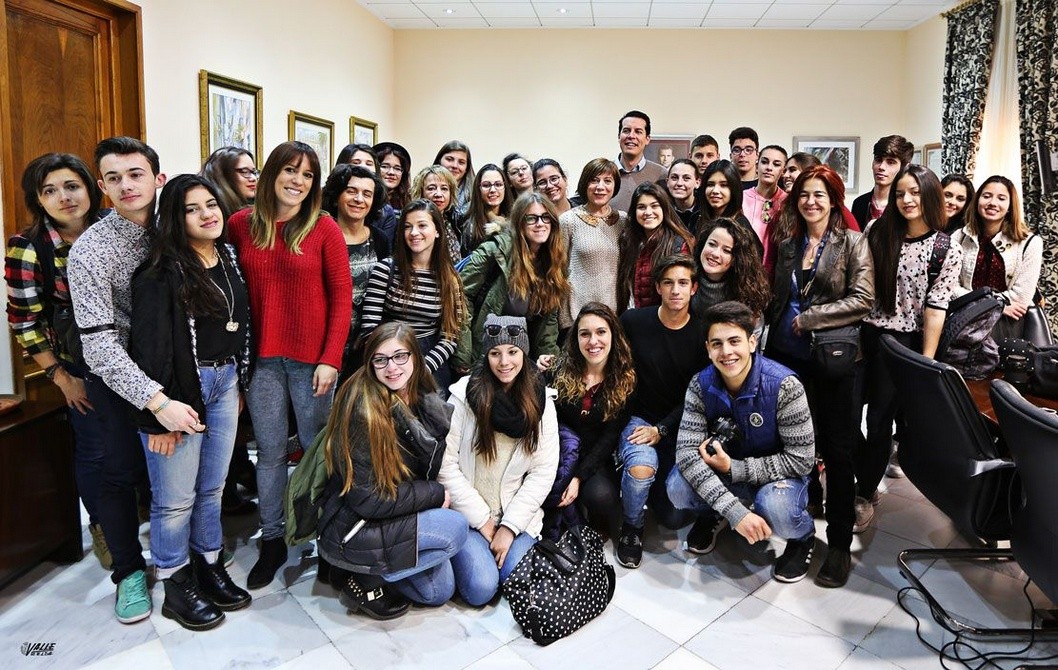 El alcalde recibe a un grupo de jóvenes italianos de intercambio con alumnos del Instituto Monastil El alcalde recibe a un grupo de jóvenes italianos de intercambio con alumnos del Instituto Monastil