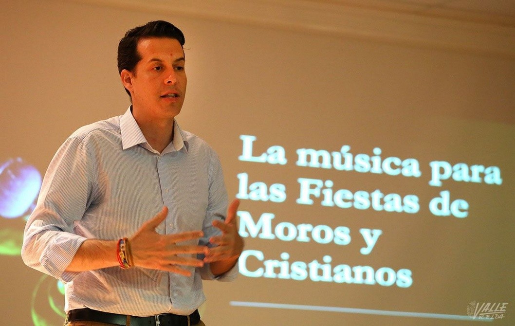 Rubén Alfaro imparte una clase magistral sobre la música de Moros y Cristianos Rubén Alfaro imparte una clase magistral sobre la música de Moros y Cristianos