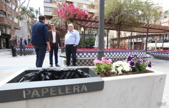Elda transforma los maceteros de la zona centro en papeleras