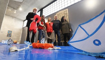 El artista y concejal de Vox Mateos organiza una exposici&oacute;n sobre el drama de los inmigrantes
