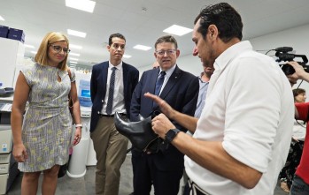 Ximo Puig visita una f&aacute;brica de Stuart Weitzman y destaca la calidad del zapato del valle
