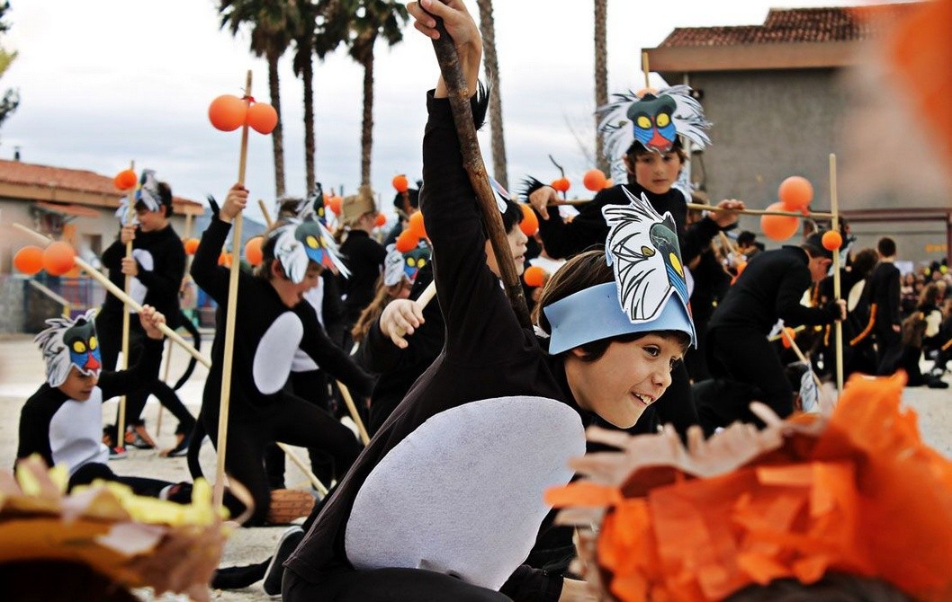 Los alumnos del colegio Juan Rico y Amat representan el musical del Rey León durante su carnaval Los alumnos del colegio Juan Rico y Amat representan el musical del Rey León durante su carnaval