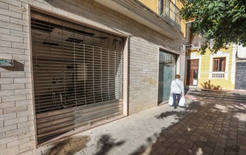 El Ayuntamiento cierra la entrada de un local okupado en pleno centro de Elda