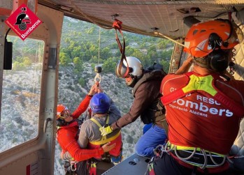 Rescatan a un hombre en helic&oacute;ptero tras un accidente de parapente en Petrer