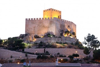 El castillo y las ermitas de Petrer se apagar&aacute;n hoy por "La hora del planeta"