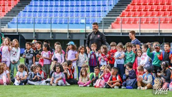 Los ni&ntilde;os del CEIP Padre Manj&oacute;n visitan al CD Eldense