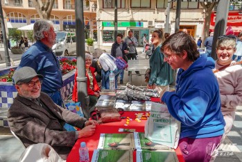 Cientos de personas acuden a la Feria del Libro en la Plaza Sagasta
