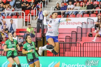 La liga Guerreras vuelve hoy para el Elda Prestigio con una "peluchada solidaria"