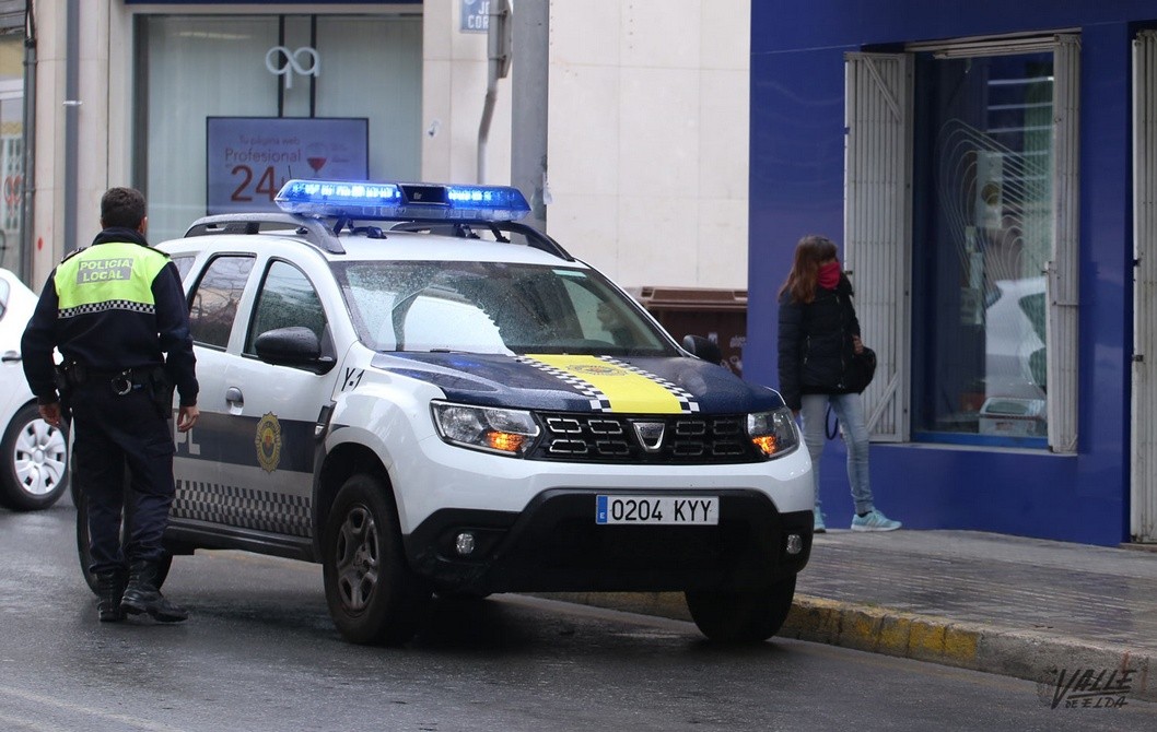 La Policía Local detiene a cinco jóvenes por robar en un bar de Elda La Policía Local detiene a cinco jóvenes por robar en un bar de Elda