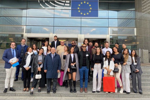 Paco S&aacute;nchez acompa&ntilde;a como director del CEU al alumnado gitano hasta Bruselas para visitar el Parlamento Europeo