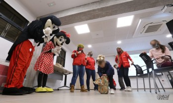 Los ni&ntilde;os de Cruz Roja y Ema&uacute;s reciben juguetes y una cesta de Navidad gracias al empe&ntilde;o de la periodista Rosa Vidal Ross