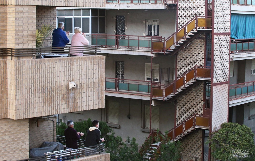 Tres minutos de silencio hoy a las 12 horas en los balcones por las víctimas del coronavirus Tres minutos de silencio hoy a las 12 horas en los balcones por las víctimas del coronavirus