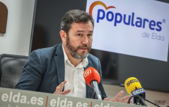El PP pide la dimisi&oacute;n de M&oacute;nica Oltra y lamenta que haya firmado en el Libro de Honor del Ayuntamiento
