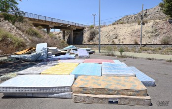 La Polic&iacute;a Local identifica al responsable del abandono de m&aacute;s de 100 colchones en las calles de Elda