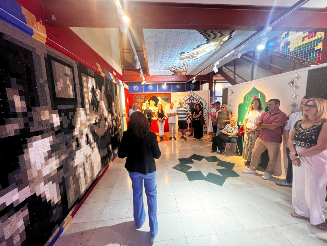 Una recreación de ganchillo de Las Meninas luce en la Oficina de Turismo de Petrer Una recreación de ganchillo de Las Meninas luce en la Oficina de Turismo de Petrer