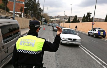 La Polic&iacute;a Local de Elda inicia una campa&ntilde;a contra las distracciones al volante tras el incremento de atropellos