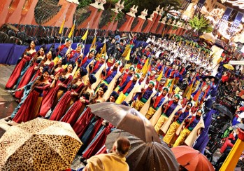 Los festeros desaf&iacute;an a la lluvia en un desfile &eacute;pico en Elda