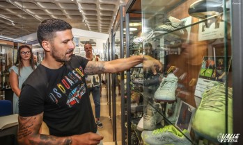 El excapit&aacute;n azulgrana Iv&aacute;n Forte ya es parte de la historia de Elda y del Museo del Calzado