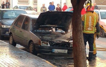 Un cortocircuito provoca el incendio de un veh&iacute;culo junto al centro social Severo Ochoa