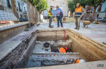 Las catas arqueol&oacute;gicas en la plaza de Baix sacan a la luz una acequia de los siglos XII-XIII