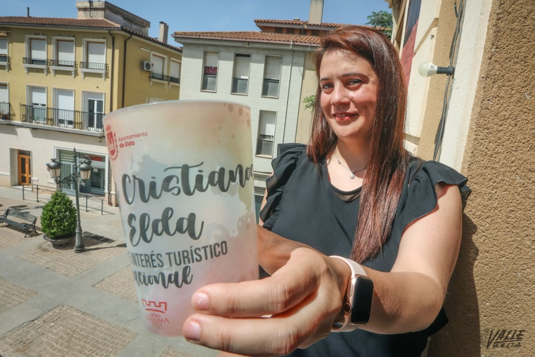 El Ayuntamiento repartirá 34.400 vasos de plástico entre los cuartelillos como apuesta por el reciclaje El Ayuntamiento repartirá 34.400 vasos de plástico entre los cuartelillos como apuesta por el reciclaje