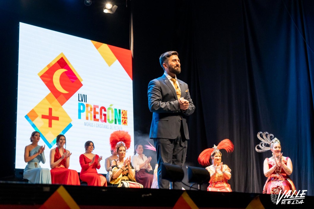 Carlos Verdú pide en su pregón "no tener miedo a los cambios" en las Fiestas de Moros y Cristianos de Petrer Carlos Verdú pide en su pregón "no tener miedo a los cambios" en las Fiestas de Moros y Cristianos de Petrer