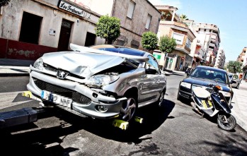 Una conductora choca contra un &aacute;rbol y abandona el coche porque "llevaba prisa por llegar al aeropuerto"