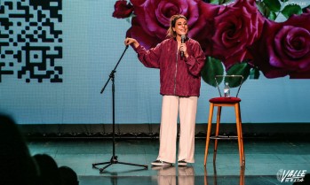 La monologuista Valeria Ros divirti&oacute; al p&uacute;blico del Teatro Castelar con "Mature"