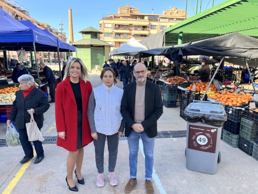 Nuevos contenedores para mejorar la limpieza en el mercadillo de la Frontera de Petrer