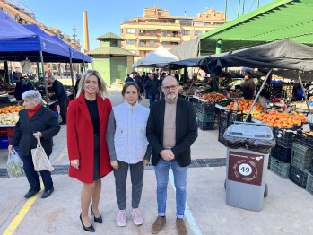 Nuevos contenedores para mejorar la limpieza en el mercadillo de la Frontera de Petrer