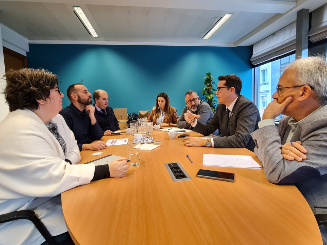 El alcalde se reúne en Bruselas con responsables de Eurocities para que Elda entre a la red de grandes ciudades europeas El alcalde se reúne en Bruselas con responsables de Eurocities para que Elda entre a la red de grandes ciudades europeas