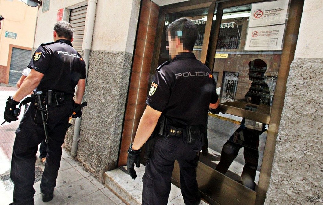 La Policía Nacional detiene en Elda a dos individuos por robos al descuido junto a bancos y joyerías La Policía Nacional detiene en Elda a dos individuos por robos al descuido junto a bancos y joyerías