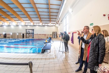 Antonio Bernabeu, diputado: "La piscina cubierta de Petrer es maravillosa para la comarca"