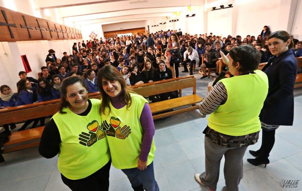 Fiesta solidaria del Grupo Abril en el Centro Excursionista Fiesta solidaria del Grupo Abril en el Centro Excursionista