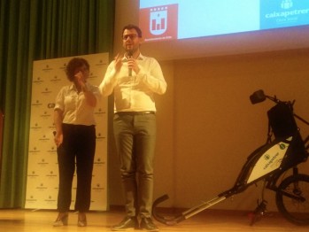 Cuentamontes recibe la primera silla para que personas con discapacidad puedan subir a la monta&ntilde;a gracias a Caixapetrer